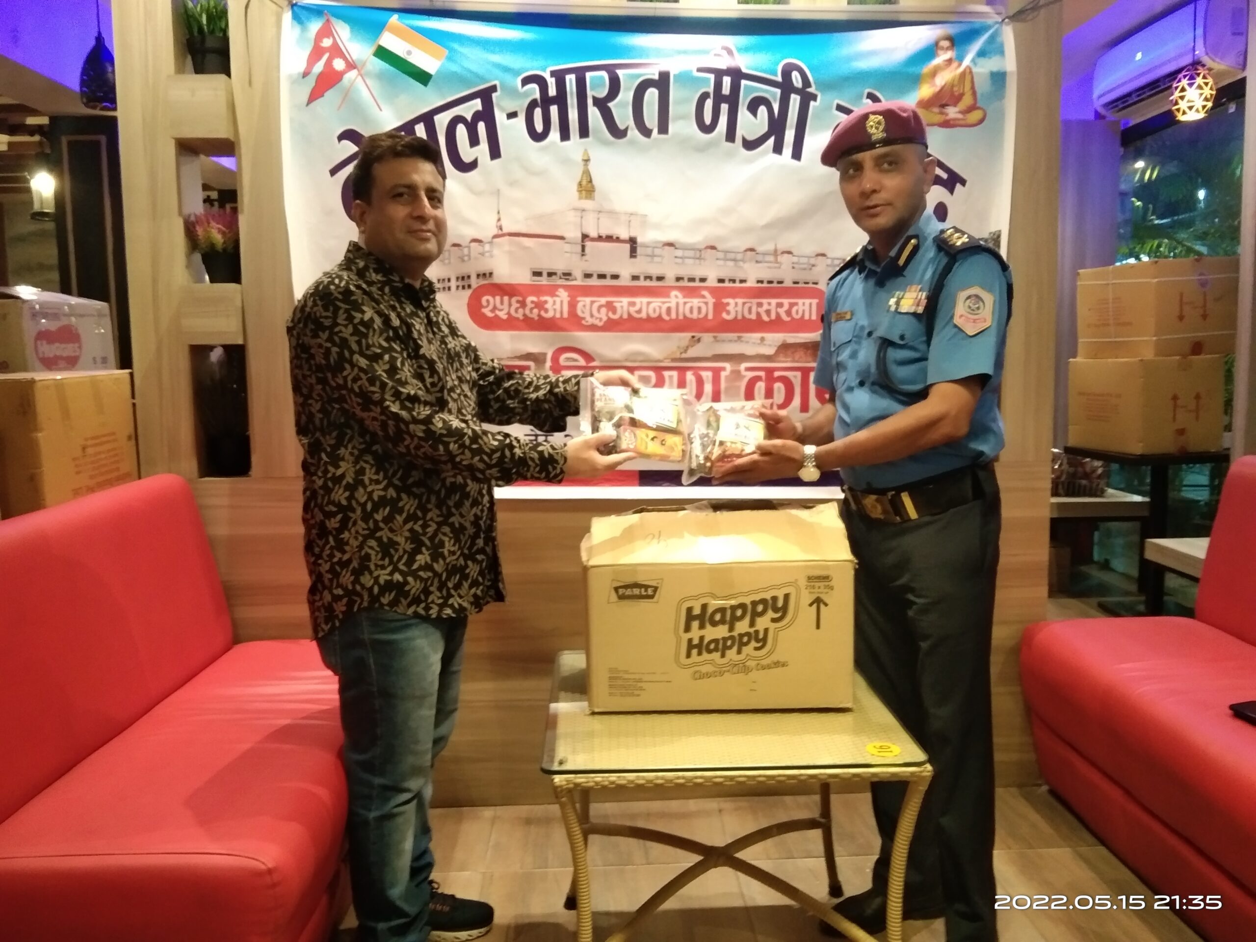 नेपाल भारत मैत्री केन्द्र द्धारा सुरक्षाकर्मी लाई खाजा पानी वितरण