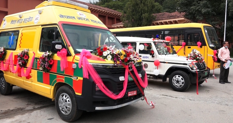भारतले दियो नेपाललाई ७५ वटा एम्बुलेन्स र १७ वटा विद्यालय बस उपहार