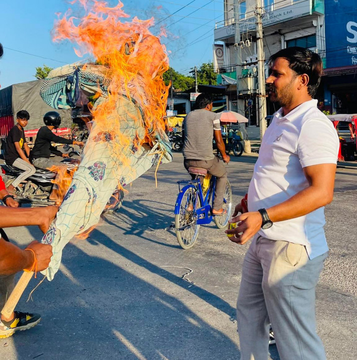 नागरिकता विधेयक फिर्ता गरेको भन्दै रुपन्देहीमा राष्ट्रपति भण्डारीको पुत्ला जलाइयो
