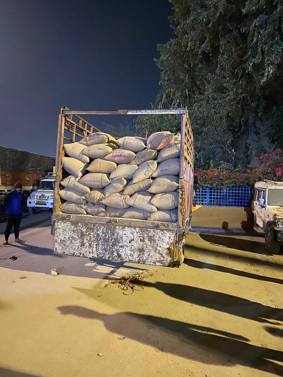 बिलबिजक बिनाको गहुँसहितको गाडी सशस्त्र प्रहरी को नियन्त्रणमा