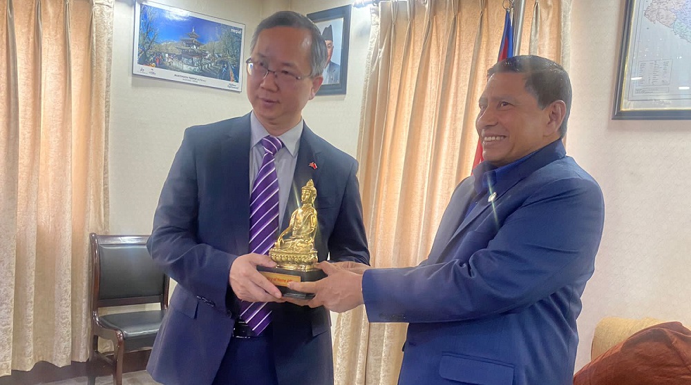 थप चार वटा व्यापार नाका खोल्न चिनियाँ राजदूतसँग उपप्रधानमन्त्री श्रेष्ठको आग्रह