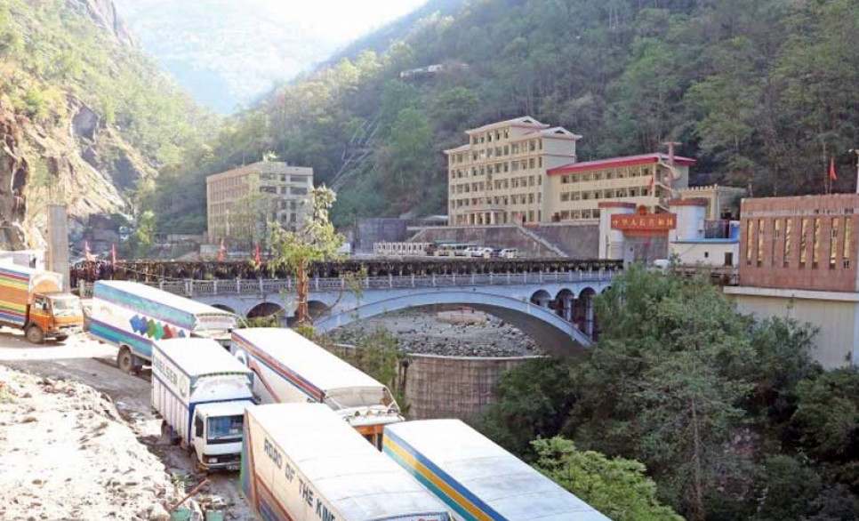 तातोपानी नाका खुलेको घोषणा घोषणामै सीमित, बन्दरगाहमै थन्किए कन्टेनर