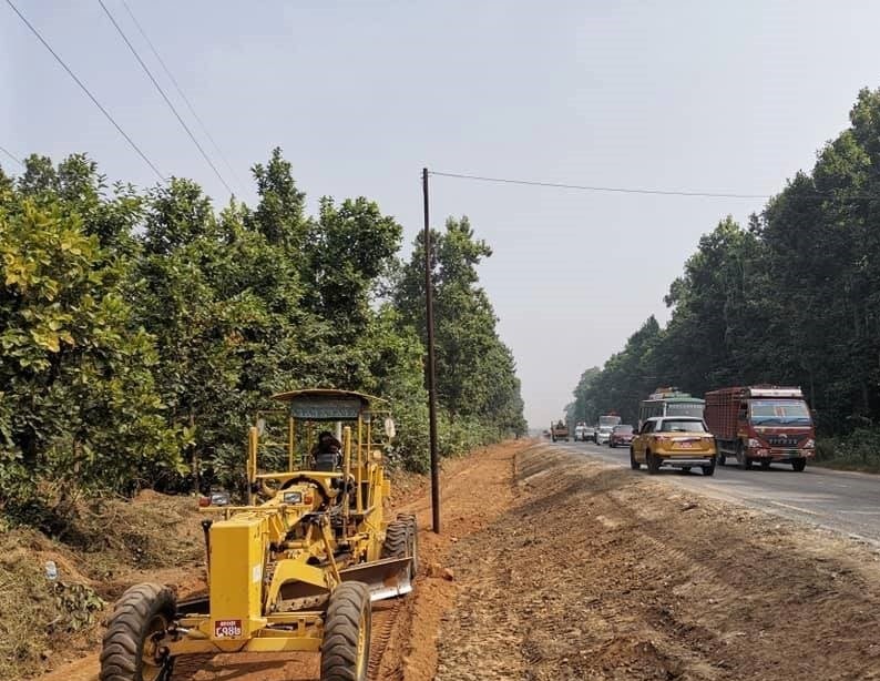 चाइना स्टेट कन्स्ट्रक्सन कर्पोरेसन को लापरवाही नारायणगढ– बुटवल सडकखण्ड ः घाम लाग्दा धुलो, पानी परे हिलो