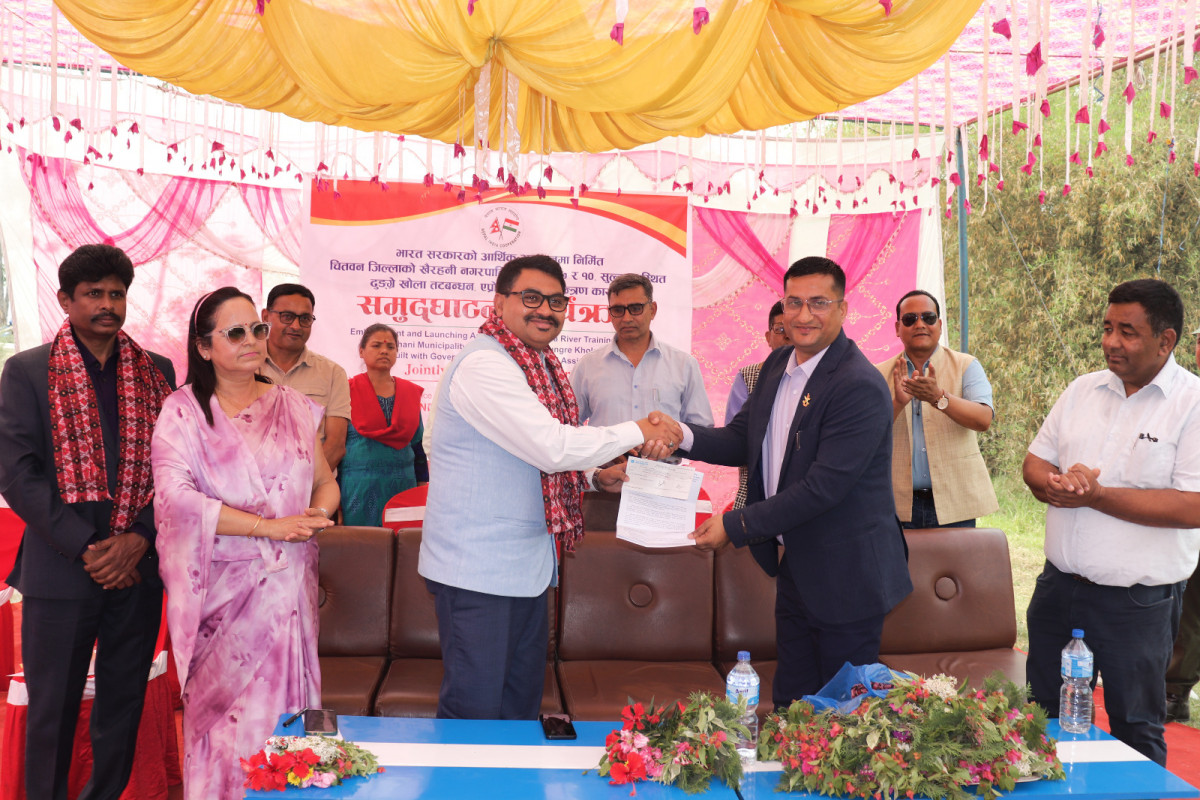 भारतको साढे तीन करोड सहयोगमा खैरेनीको ढुंग्रेखोलामा तटबन्धन निर्माण, मेयर र दूतावासका प्रथम सचिवले गरे उद्घाटन