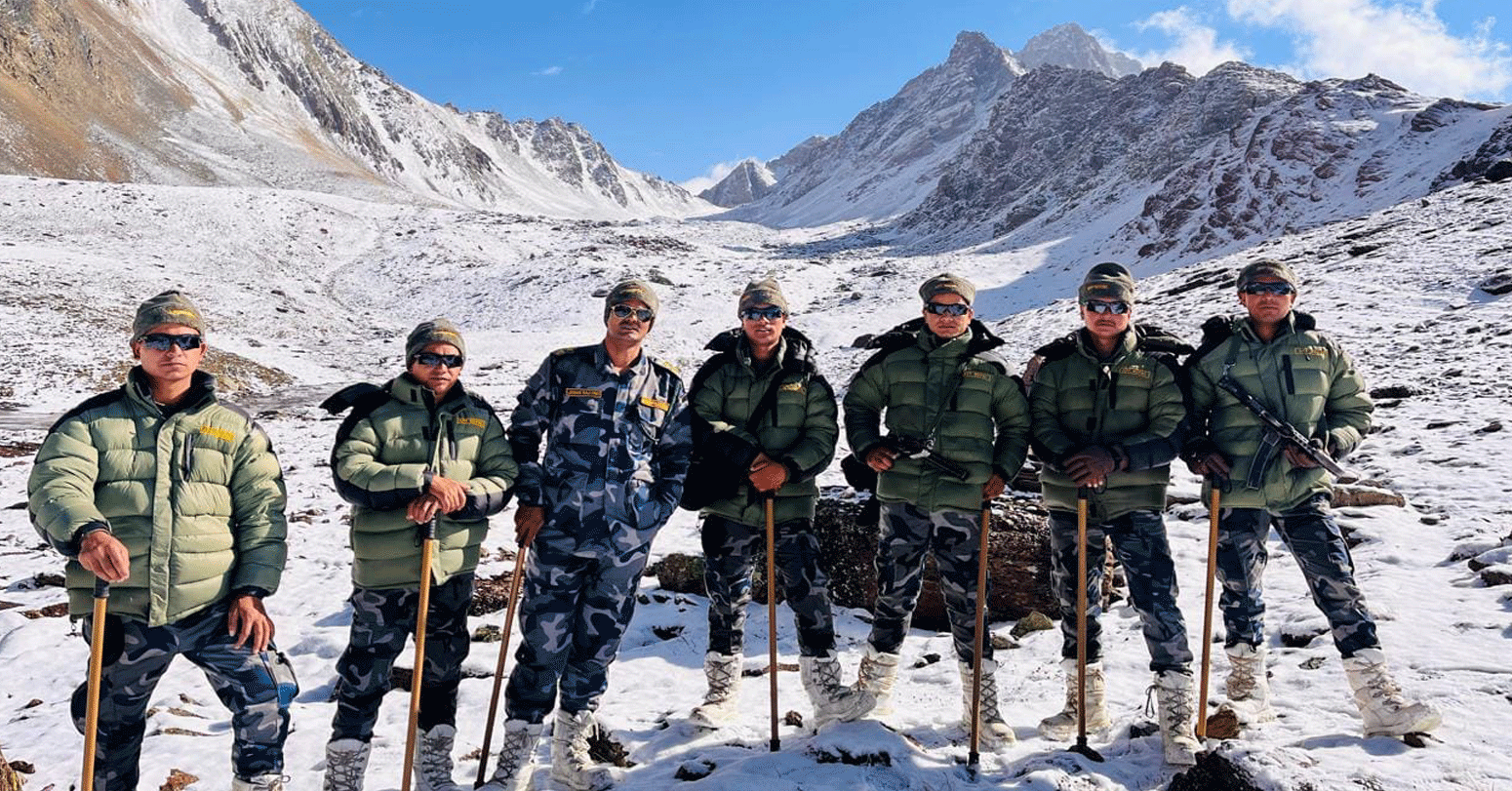 सुरक्षाकर्मीको टोलीद्वारा तिब्बतसँग सिमाना जोडिएको उरै नाकाको निरीक्षण