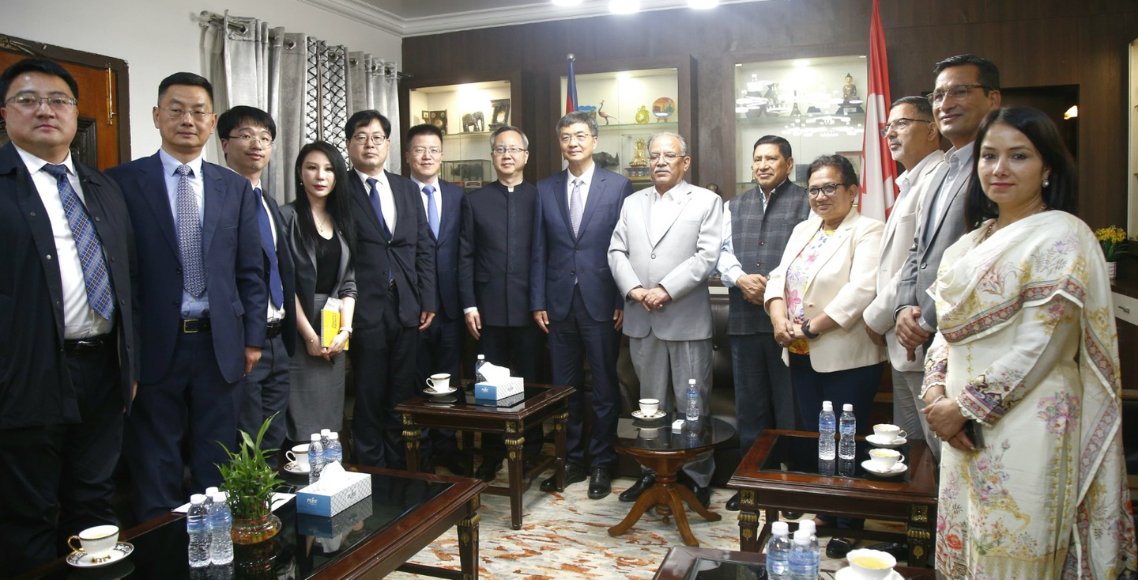 चिनियाँ नेताले खुमलटार पुगेर भेटे प्रचण्ड