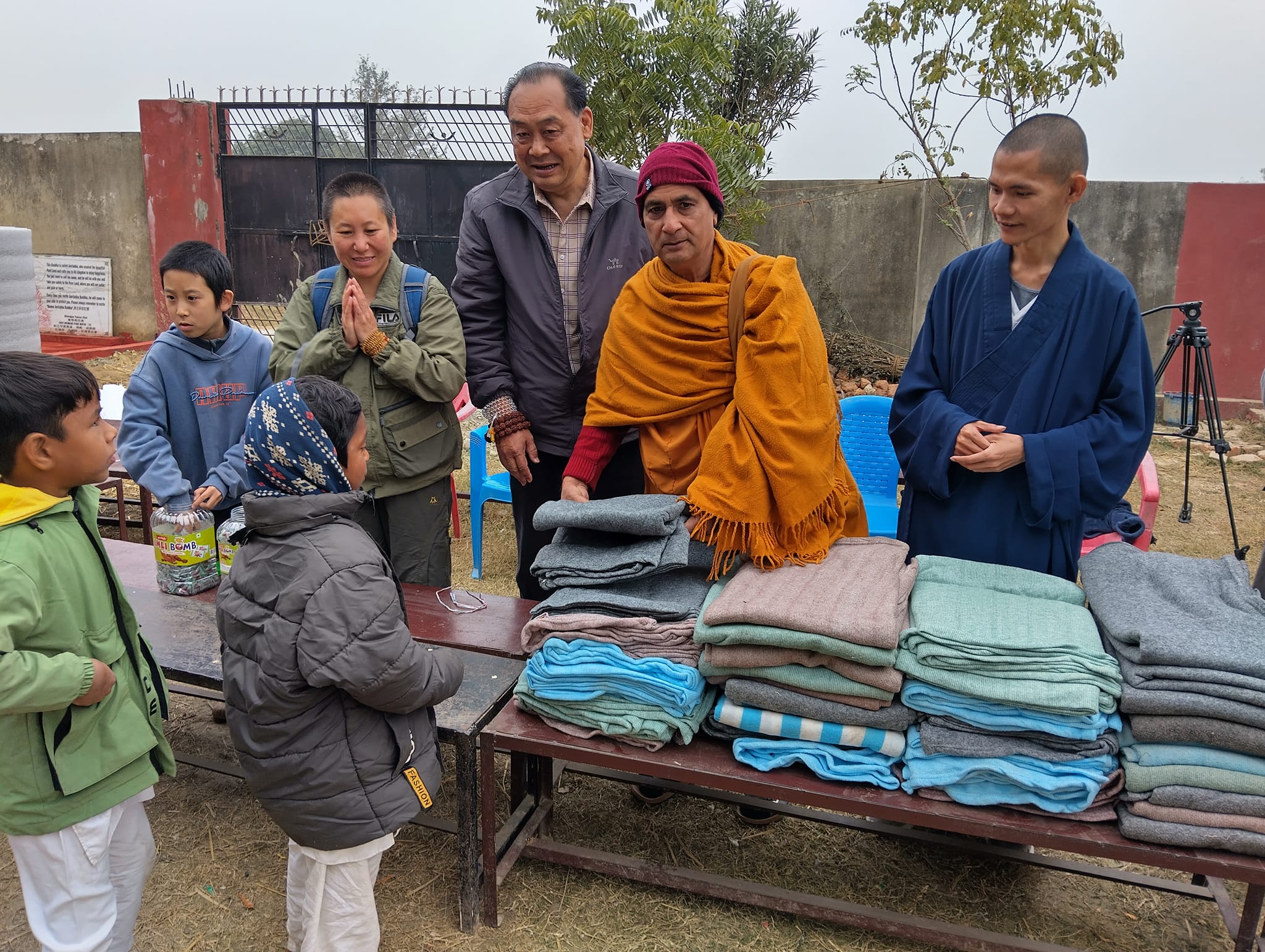 चिनिया सस्था स्यान्दो याहुन द्वारा मदरसामा न्यानो लुगा वितरण