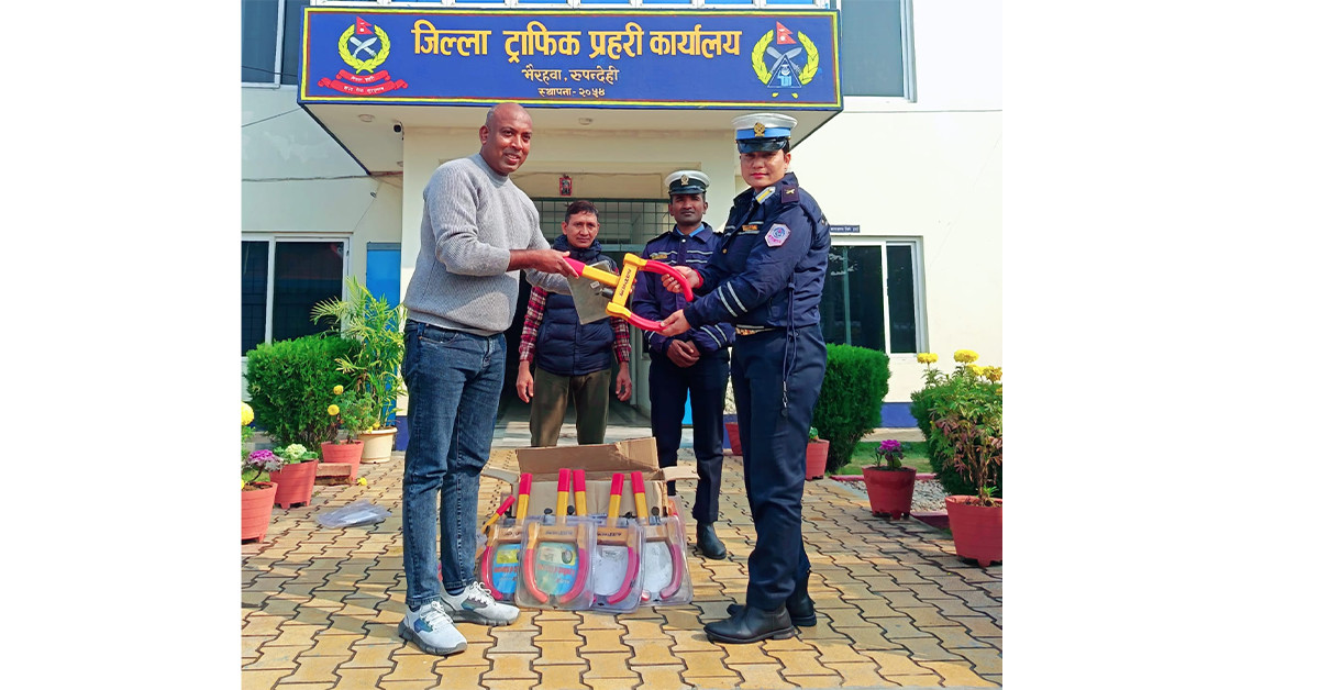 ई–ड्राईभ लुम्बिनी द्धारा जिल्ला ट्राफिक प्रहरी लाई १० थान ह्विल लक हस्तान्तरण