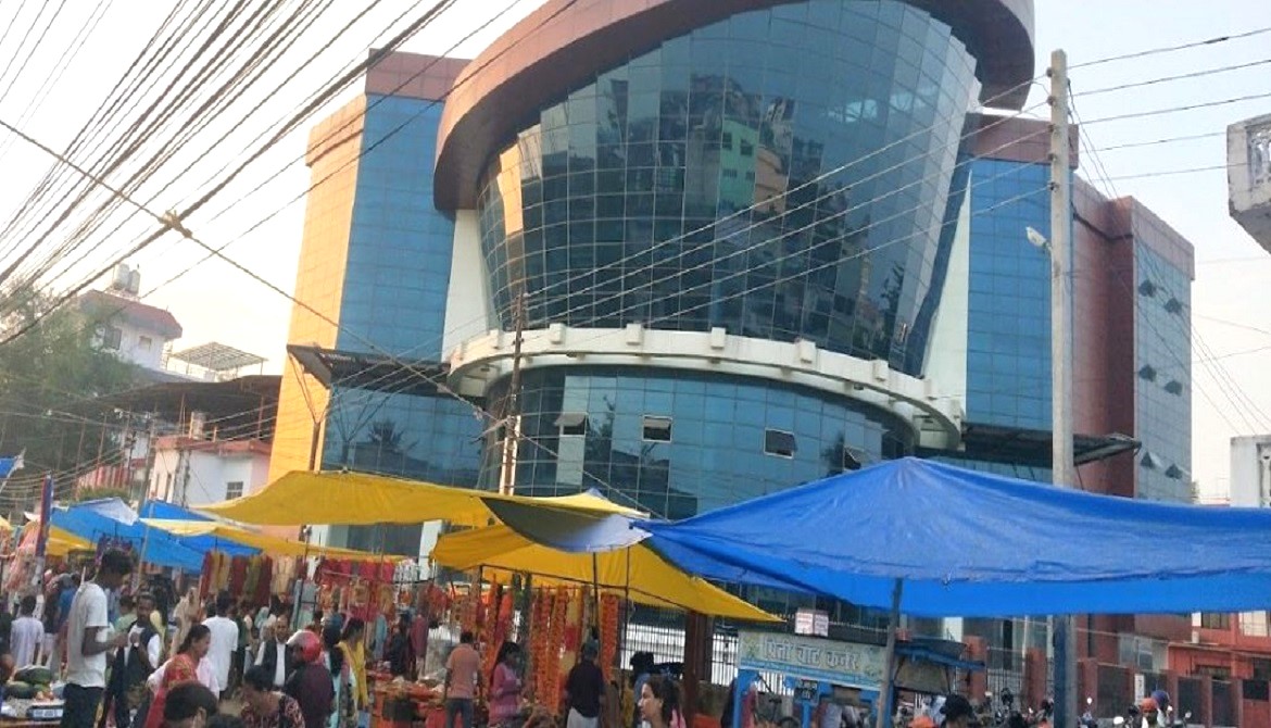 कृषि बजार भवनभित्र हाटबजार सारिँदै, निवेदन दिन सिद्धार्थनगरको आग्रह