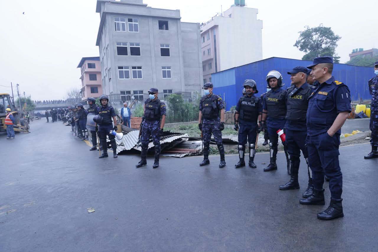 मनोहरामा प्रहरीमाथि ढुंगामुढा भएपछि आईजिपी नै पुगे फिल्डमा