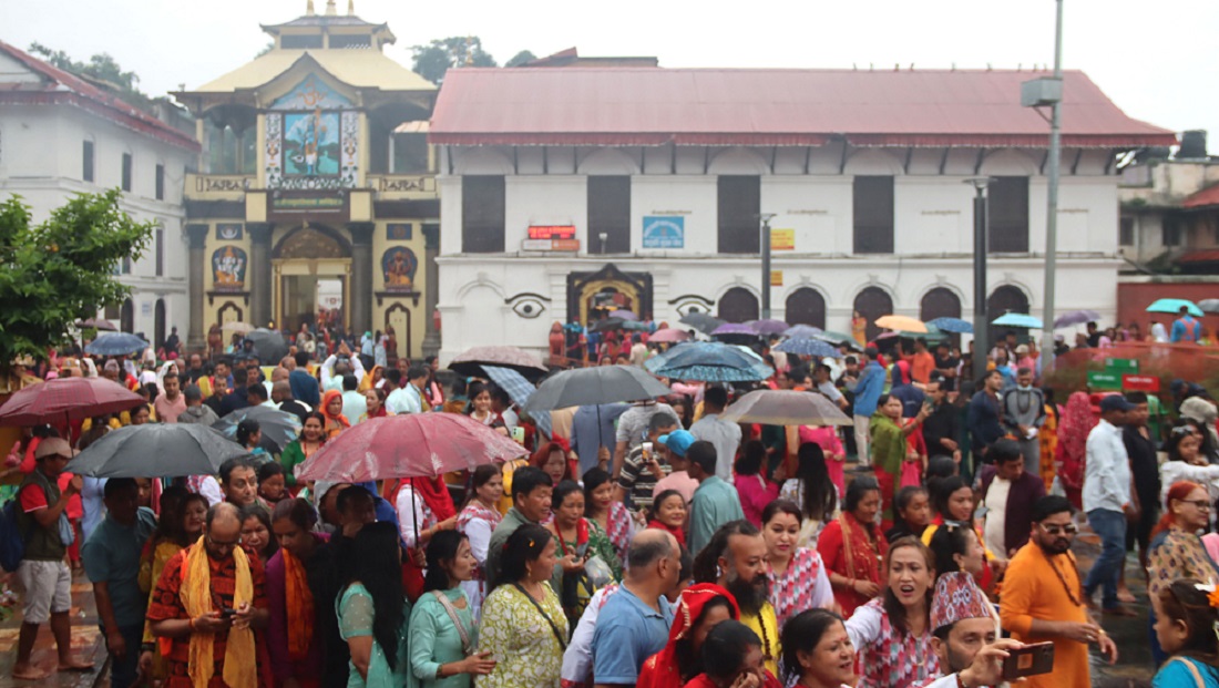भारतीय गृहमन्त्रीले पशुपतिनाथमा चढाए ४० किलो चन्दन